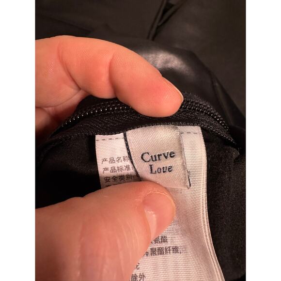 Abercrombie & Fitch Vegan Leather Curve Love Side Zipper Pant - Picture 4 of 7